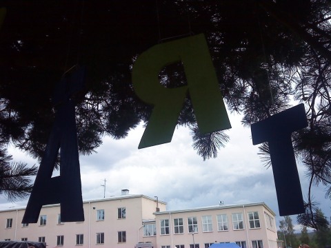 i trädet hängde bokstäver